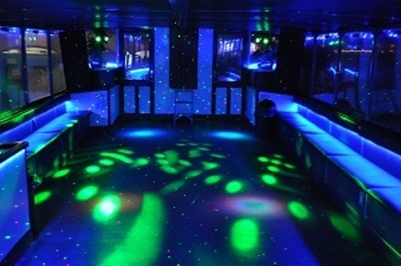 Enjoy party anthems from the NYE DJ on board the London Belle