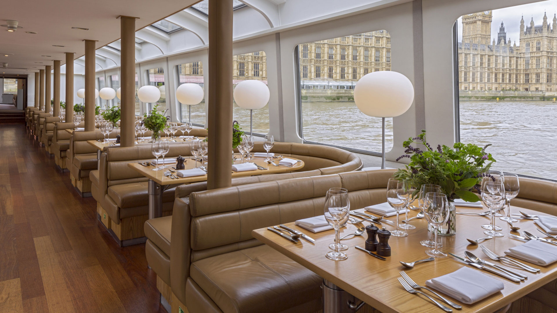 Exclusive tables of 6, 8, 10 on board the luxury Silver Sturgeon Thames New Year's Eve cruise